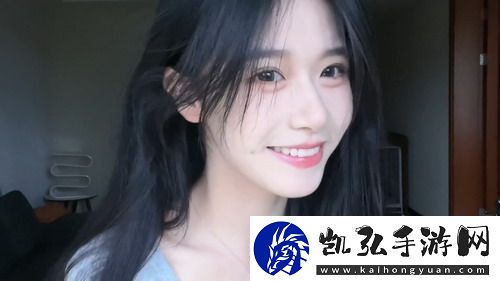 中午妈妈在厨房做饭的温馨时刻