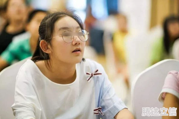 16岁女生迈开腿打扑克正常吗