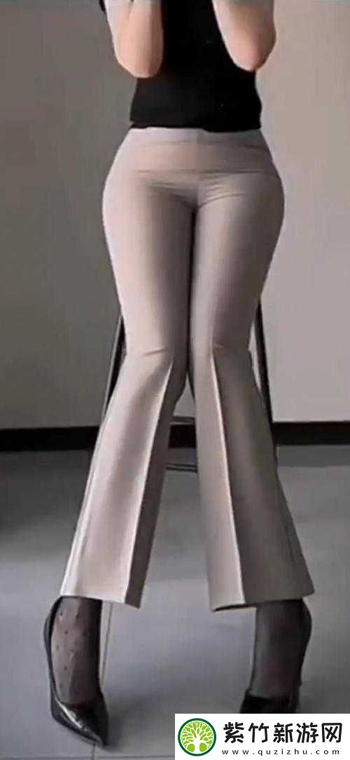 一张引人遐想的女性光屁股劈开腿图片：探索性与美的边界