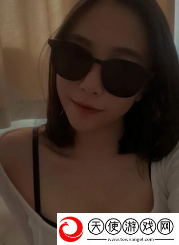 老赵抱着儿媳在厨房做饭：这画面简直是“家里蹲”的高级版啊！看得我笑到肚子疼！！
