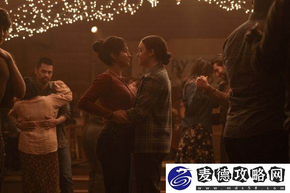 最后生还者第二季曝新剧照-汤米帮助艾莉练狙！