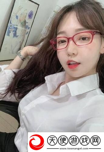 一面膜胸口一面吃下部位片段引爆全网，离谱姿势让网友直呼：这才是最带感的挑战！