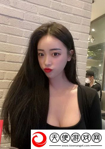 在无声中绽放的爱：两个男生互相亲吻原声音没有音乐的瞬间