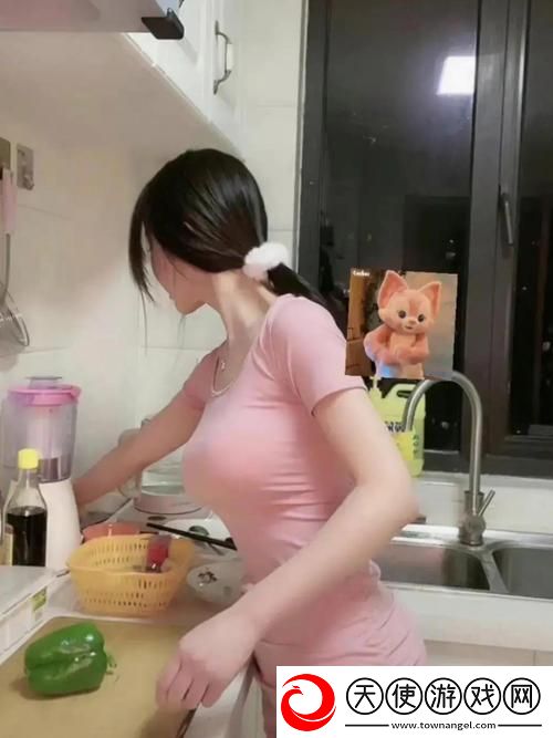 老赵抱着陈婷在厨房做饭