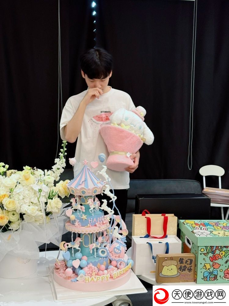 WBG官方晒Hang与礼物蛋糕合影：祝Hang生日快乐